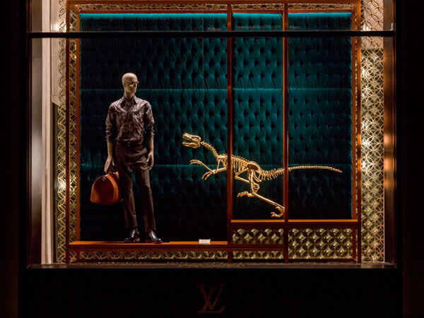 Louis Vuitton 全新橱窗上演恐龙大战
