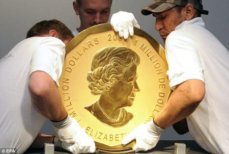 奥地利维也纳拍卖会的工作人员正准备将这枚金币拍卖展出。